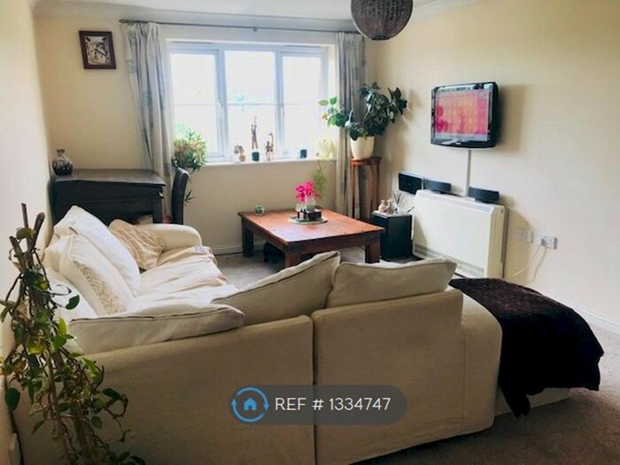 2 Bedroom Flat To Rent In Peatey Court, High Wycombe, HP13