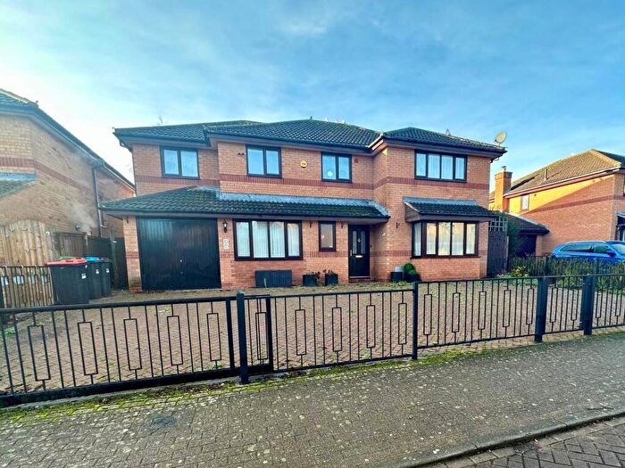 6 Bedroom Detached House For Sale In Mayditch Place, Bradwell Common, Milton Keynes, MK13