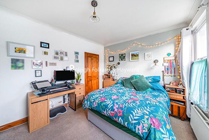 3 Bedroom Terraced House For Sale In Stanley Road, Bounds Green, N11