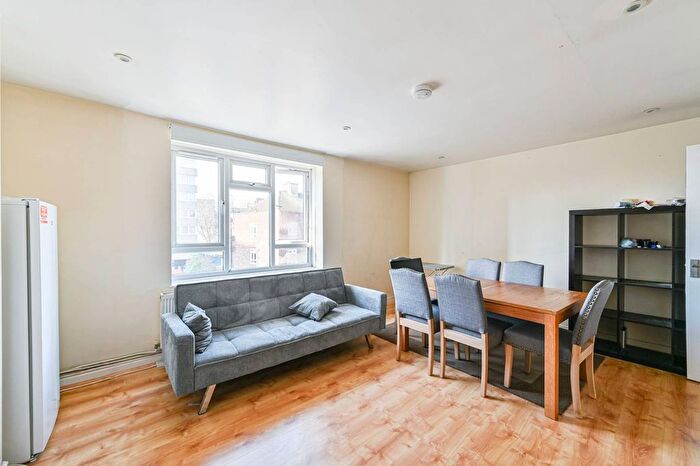 4 Bedroom Flat To Rent In Hazelhurst Road, Earlsfield, London, SW17