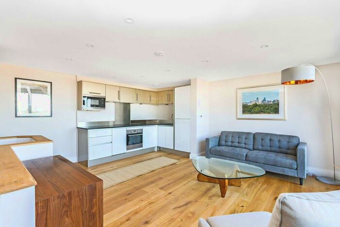 2 Bedroom Flat To Rent In High Street, Feltham, TW13