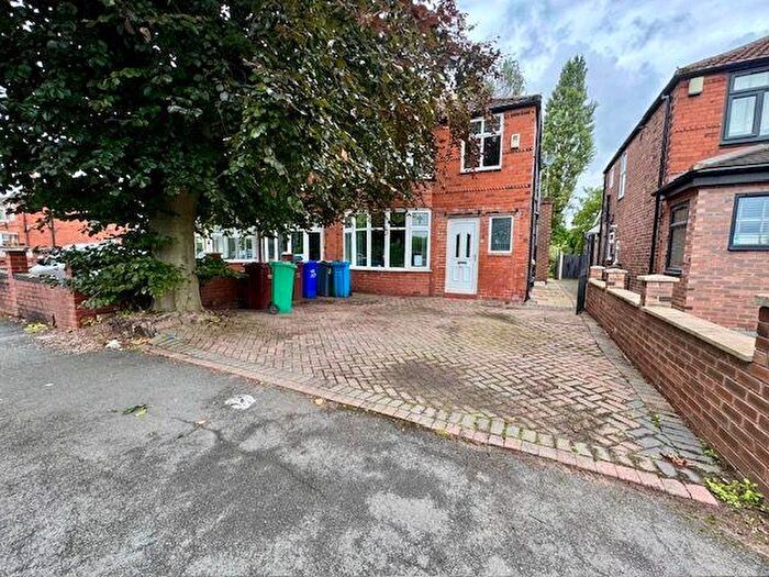 3 Bedroom Semi-Detached House For Sale In Parrs Wood Road, Manchester, M20