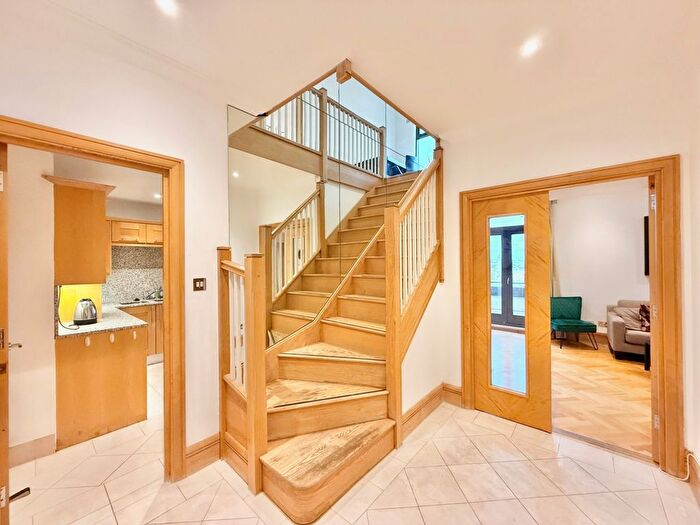 2 Bedroom Flat To Rent In Whitehouse Apartments, SE1