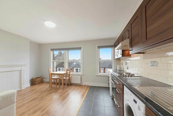 1 Bedroom Terraced House To Rent In Davisville Road, Shephards Bush, Chiswick W12