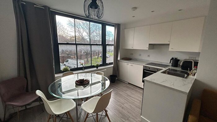 3 Bedroom Flat To Rent In Reginald Square, London, SE8