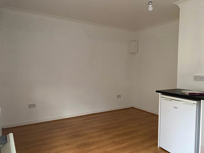 Studio To Rent In Laburnum Grove, London, N21