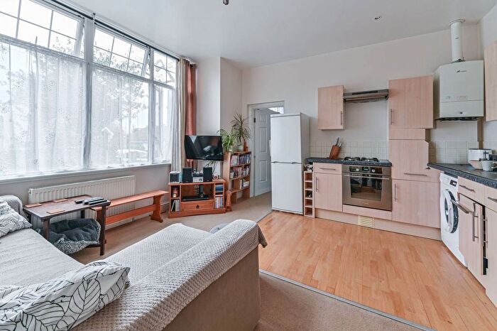 1 Bedroom Flat To Rent In Tankerville Road, Streatham Common, London, SW16