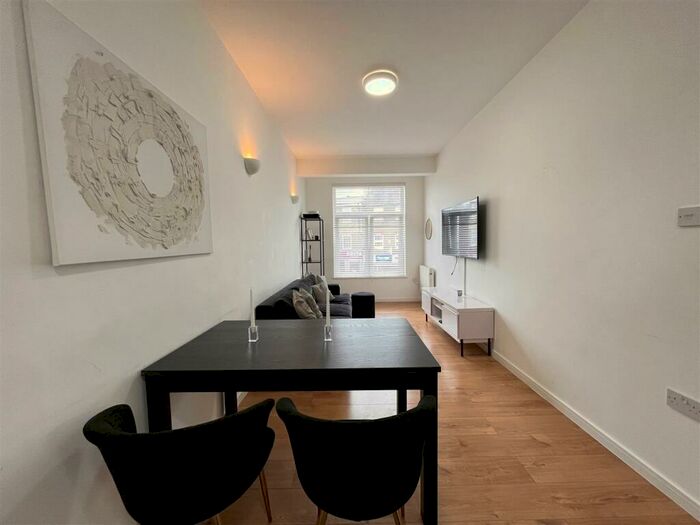 1 Bedroom Flat To Rent In Turners Hill, Cheshunt, EN8