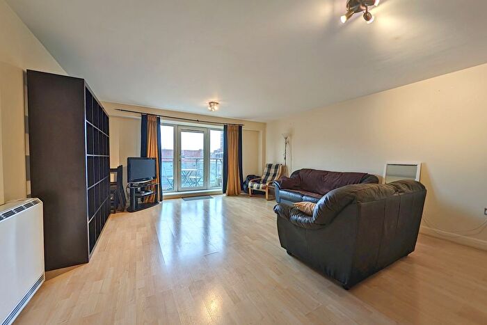 3 Bedroom Flat To Rent In Royal Plaza, Westfield Terrace, Sheffield, S1