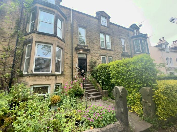 3 Bedroom Flat To Rent In Wells Walk, Ilkley, West Yorkshire, LS29