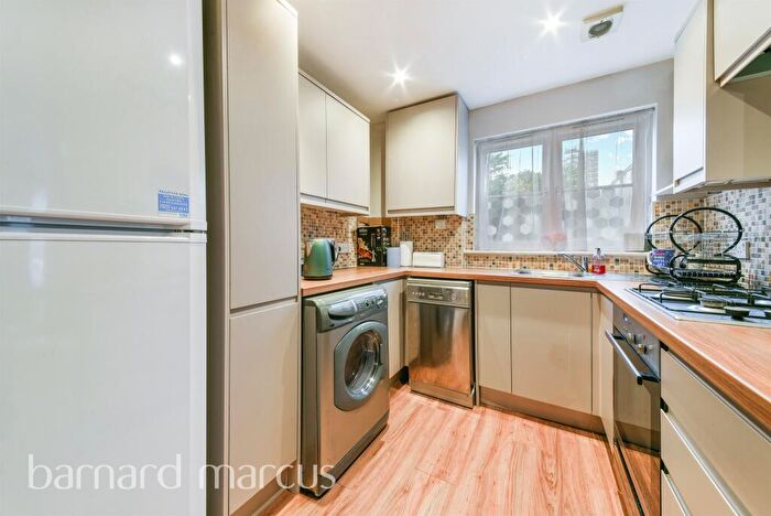 2 Bedroom Flat For Sale In Chestnut Grove, London, SE20