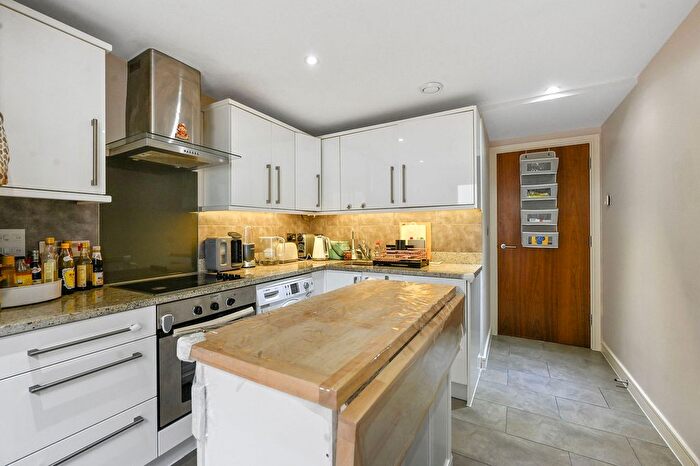 2 Bedroom Flat For Sale In Great North Road, Barnet, EN5