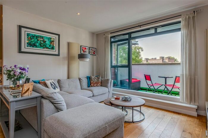 2 Bedroom Flat To Rent In Albans Close, Leigham Court Road, London, SW16