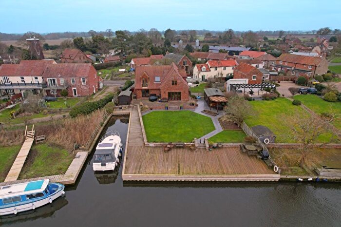 5 Bedroom Detached House For Sale In Stokesby, NR29