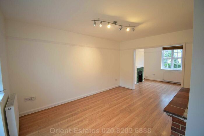 3 Bedroom Semi-Detached House To Rent In Asmuns Hill, Golders Green, NW11