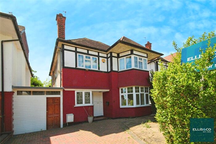 3 Bedroom Detached House For Sale In Haslemere Avenue, Hendon, NW4