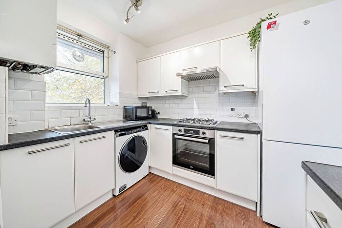 3 Bedroom Flat To Rent In Union Grove, Clapham, London, SW8