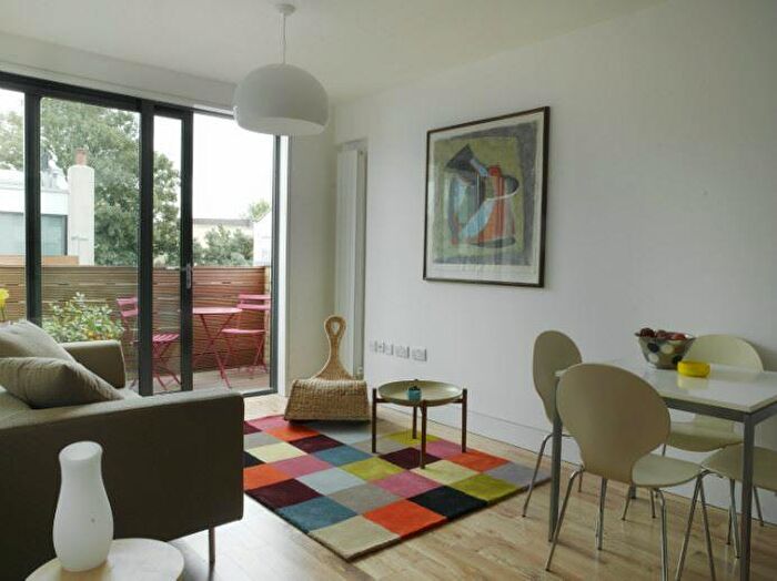 1 Bedroom Flat To Rent In Kentish Town Road, Wash House Yard, London, NW1