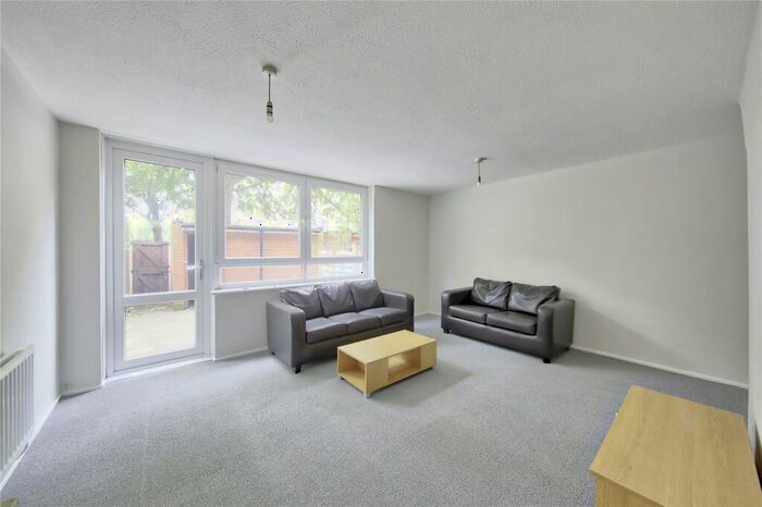 3 Bedroom Maisonette To Rent In Jacobson Court, SW11