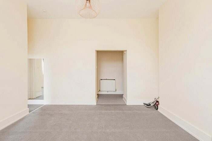 1 Bedroom Apartment To Rent In Chestnut Grove, SW12