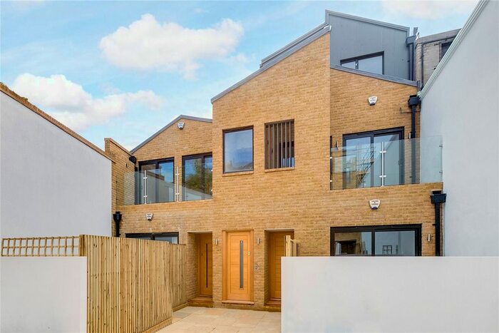 1 Bedroom Flat To Rent In Gayford Road, London, W12