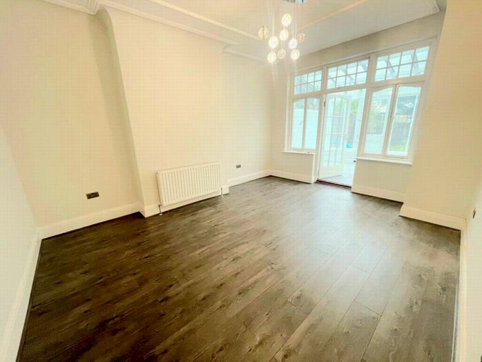 4 Bedroom House To Rent In Garrick Avenue, Golders Green, NW11