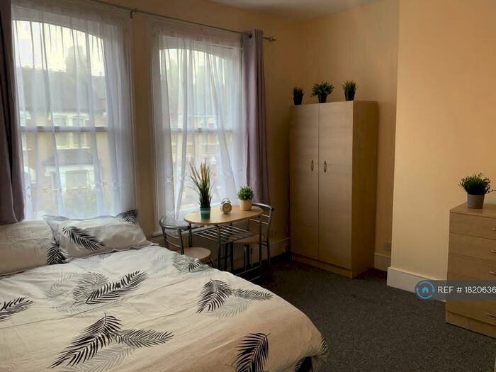 Studio To Rent In Sutherland Road, London, N17