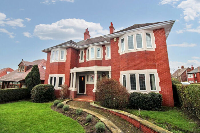 3 Bedroom Detached House For Sale In Mount Vernon Road, Barnsley, S70