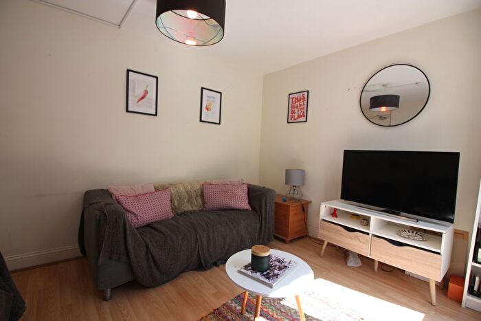 4 Bedroom Flat To Rent In Carfax Place, Clapham, SW4
