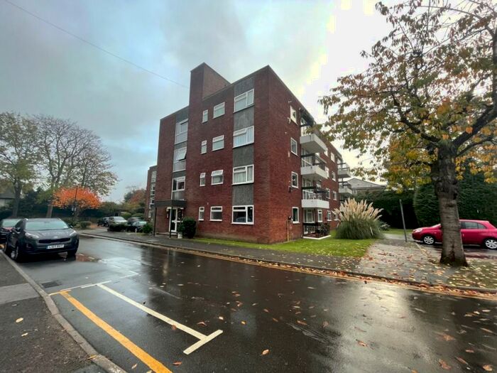 3 Bedroom Apartment To Rent In Grange Gardens, Southgate, N14