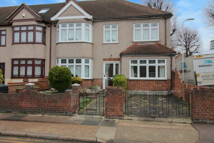 3 Bedroom Terraced House To Rent In Park Lane, Romford, RM11