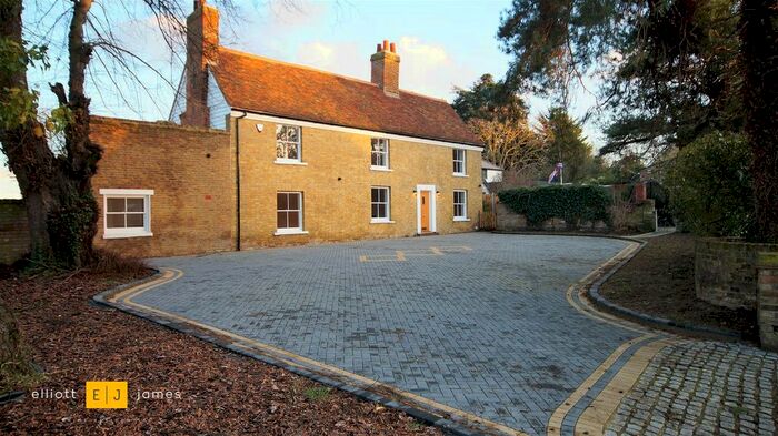 5 Bedroom Detached House To Rent In Hainault Road, Chigwell IG7