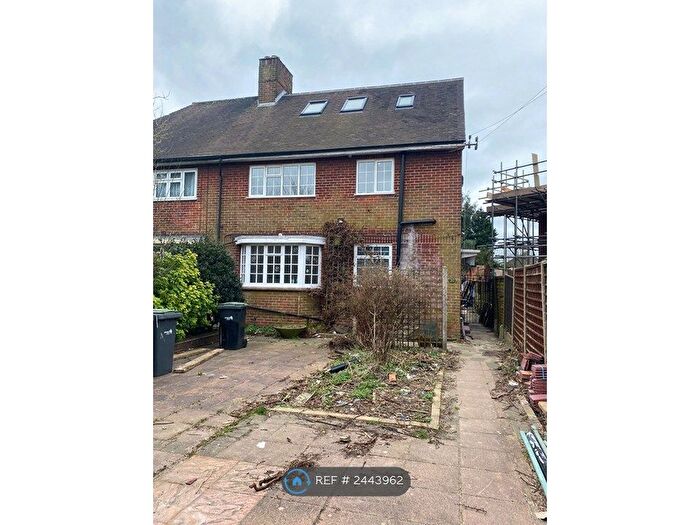 Studio To Rent In Green Road, London, N14