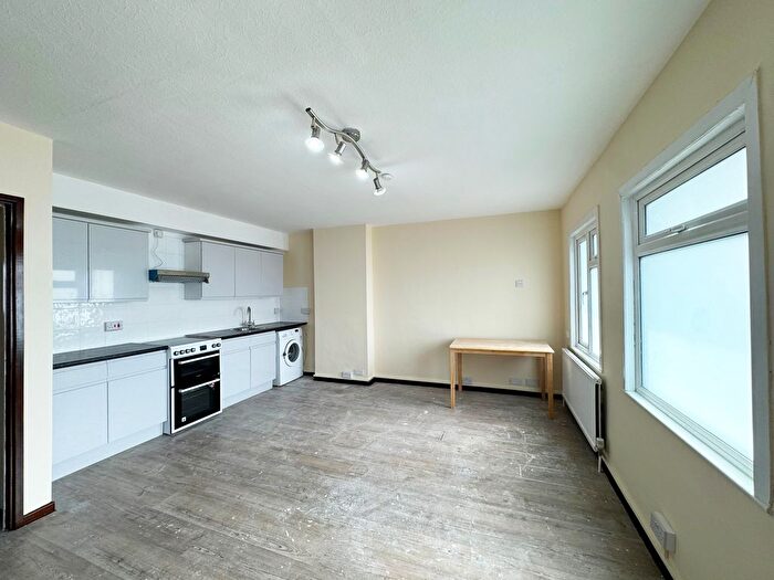 3 Bedroom Flat To Rent In Glengall Road, Edgware, HA8