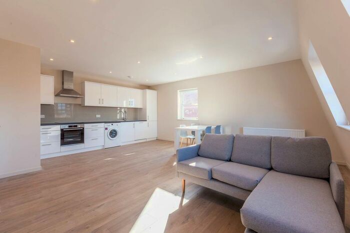 2 Bedroom Flat To Rent In Clapham Road, Stockwell, London, SW9