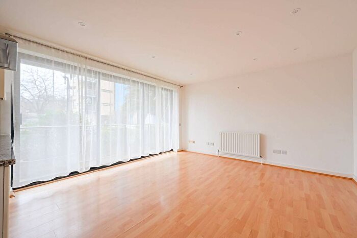 1 Bedroom Flat For Sale In Ocean Wharf, Docklands, London, E14