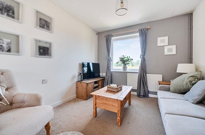 2 Bedroom Flat For Sale In Apple Tree Road, Midhurst, GU29