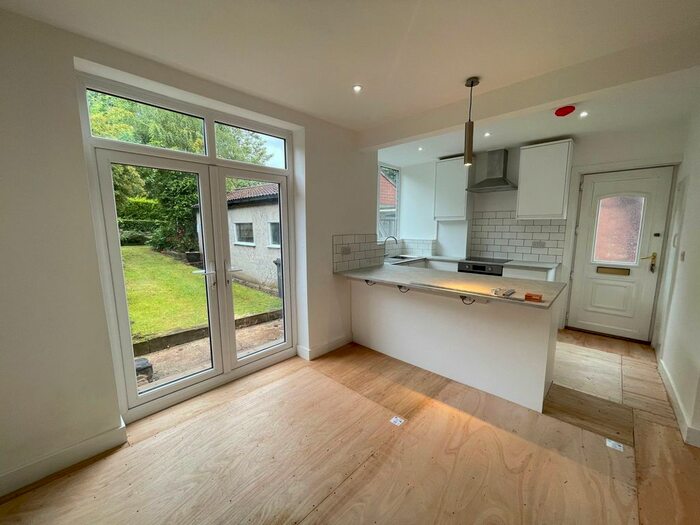 3 Bedroom Semi-Detached House To Rent In Hollin Park Mount, Leeds, LS8