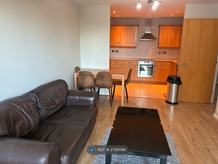 2 Bedroom Flat To Rent In Parkhouse Court, Hatfield, AL10