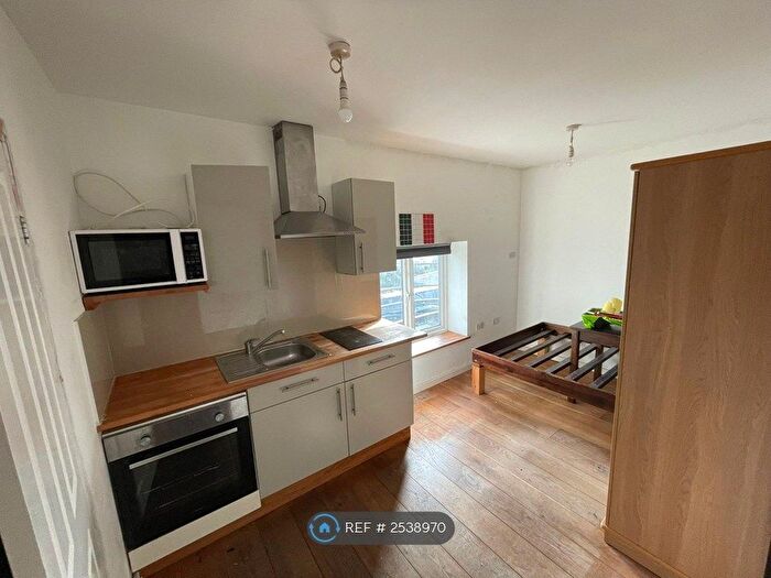 Studio To Rent In Edgware Road, London, NW2