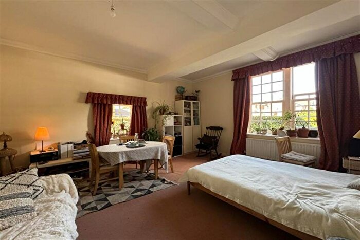 2 Bedroom Flat To Rent In Bedroom Ground Floor Flat In Christchurch, BH23