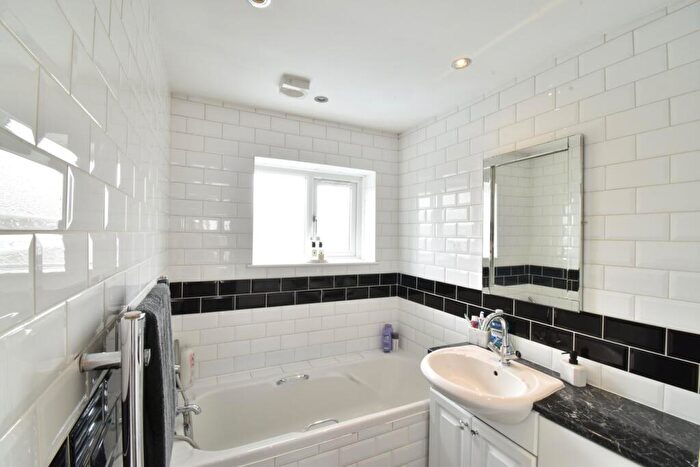 3 Bedroom End Of Terrace House For Sale In Robins Close, Lenham, ME17