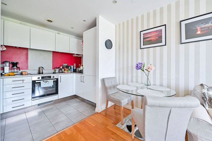 2 Bedroom Flat To Rent In Battersea Park Road, Nine Elms, London, SW8