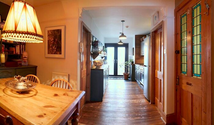 2 Bedroom Flat For Sale In Esplanade, Scarborough, YO11