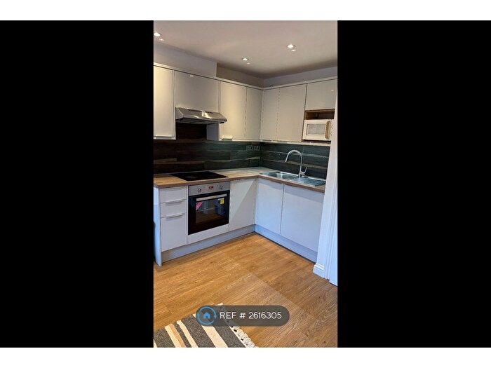 3 Bedroom Flat To Rent In East Street, Farnham, GU9