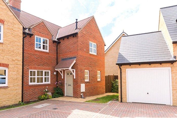 3 Bedroom Semi-Detached House For Sale In Star Close, Eynsham, Witney, OX29