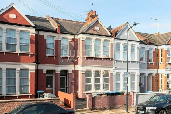 3 Bedroom Flat To Rent In Larch Road, London, NW2