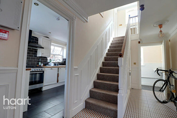 6 Bedroom Detached House For Sale In Wardown Crescent, Luton, LU2
