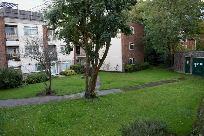 Studio To Rent In Dunraven Drive, Enfield EN2