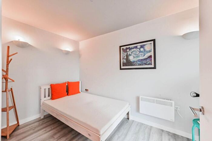 2 Bedroom Terraced House For Sale In Hurlock Street, Islington, London, N5